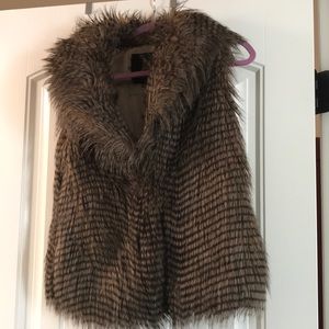 “Jack” Faux fur vest size small EUC